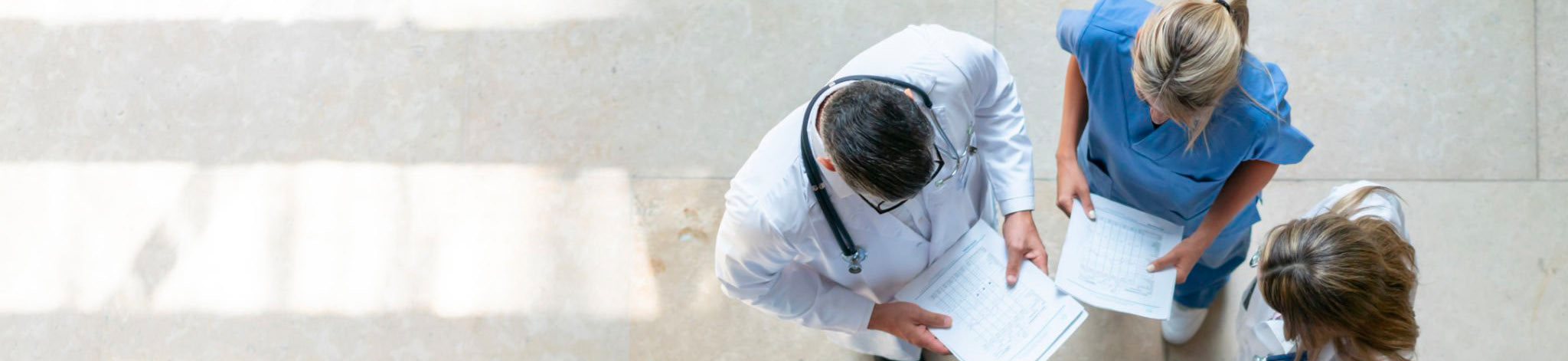 medici ed infermieri che consultano documenti